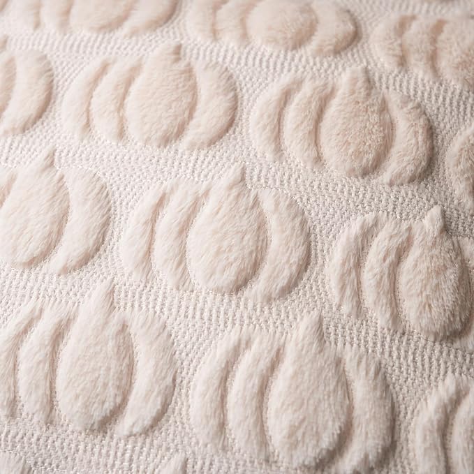 GEEORY Fall Pillow Covers 18 x 18 Inch Set of 2, Fall Decorations Pumpkins Soft Plush Fluffy Faux Fur Wool Decorative Autumn Thanksgiving Farmhouse Cushion Case for Sofa Beige GC002-18