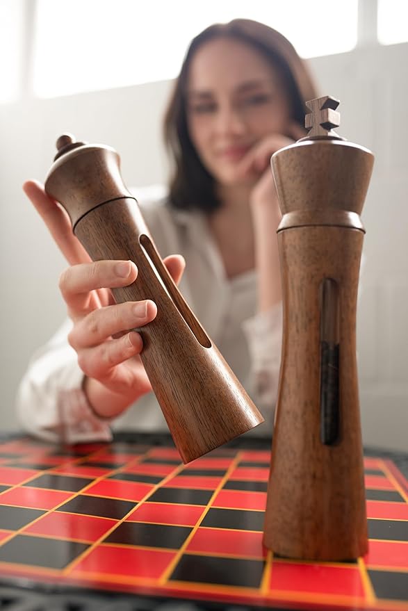 King & Queen Chess Piece Salt and Pepper Grinder, Set of 2 Manual Salt and Pepper Mill, Refillable Black Pepper Grinder, Kitchen Decor, Essential Kitchen Gift for Chess Enthusiasts (9 Inch)