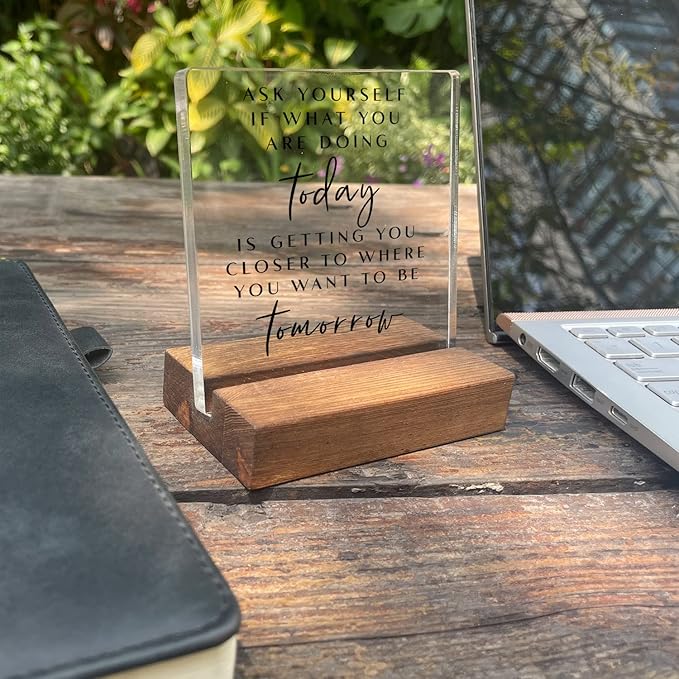 Inspirational Quotes Desk Sign, Motivational Minimalist Decor Art Acrylic Plaque With Wooden Stand Sign Home Office Desk Sign Gift for Women Colleague Friend Cowoker