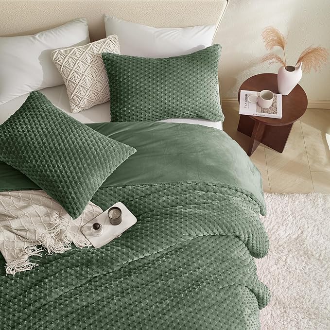 Petrichor Fluffy Queen Comforter Set - Ultra-Soft Green Flannel Thick Comforter for Queen Bed, Luxury Warm Bedding Set for Winter & Fall, Cozy Fuzzy Bed Set 3 Pieces (1 Comforter & 2 Pillowcases)
