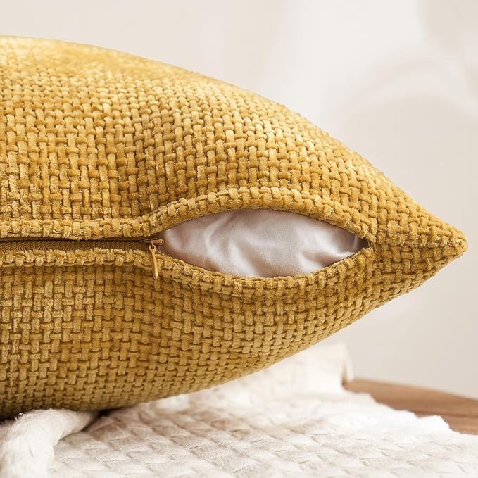 MIULEE Christmas Pack of 4 Couch Throw Pillow Covers 18x18 Inch Christmas Red/Green Soft Decorative Chenille Pillow Covers Farmhouse Accent Cushion Covers for Boho Home Decor Sofa Bedroom Living Room