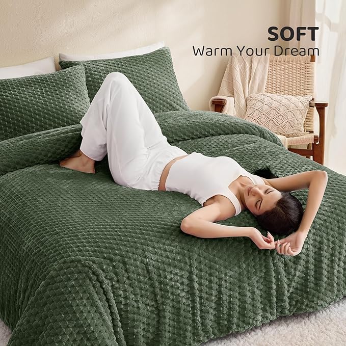 Petrichor Fluffy Twin Comforter Set - Ultra-Soft Green Flannel Thick Comforter for Queen Bed, Luxury Warm Bedding Set for Winter & Fall, Cozy Fuzzy Bed Set 2 Pieces (1 Comforter & 1 Pillowcase)