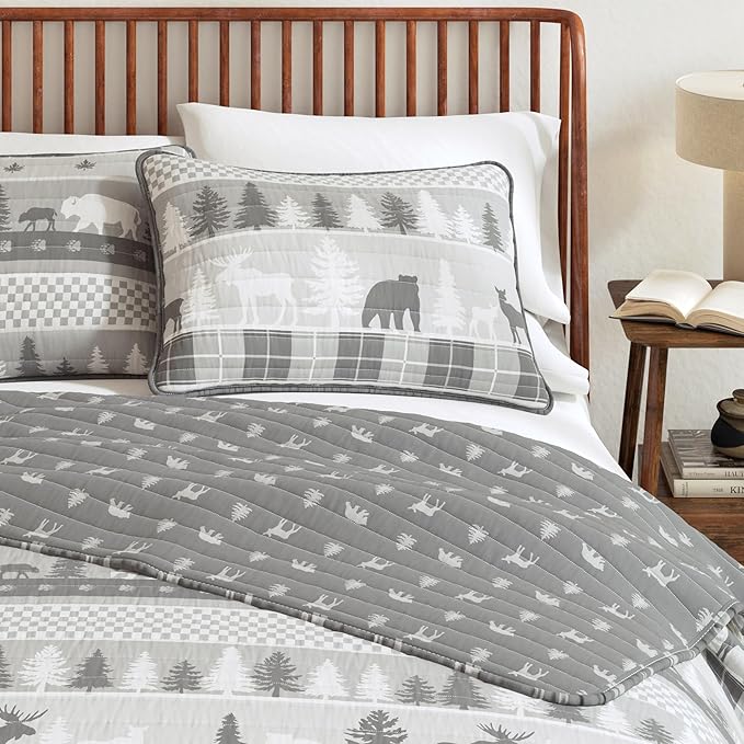 Rustic Cabin Full/Queen Size Quilt Set with Shams - All-Season, Lightweight, Reversible Bedspread - Lodge-Themed Summer Bedding Sets (Full/Queen, Rustic Landscape Grey)