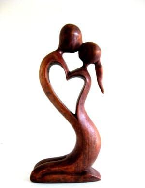 OMA Wooden Hand Crafted Romantic Love Statue Eternal Love Kiss Figurine Home Decor Gift