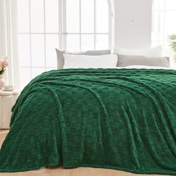 NEWCOSPLAY Super Soft Queen Blanket Dark Green Premium Silky Flannel Fleece 3D Checkered Lightweight Bed Blanket All Season Use (Dark Green Checkered, Queen(90"x90"))