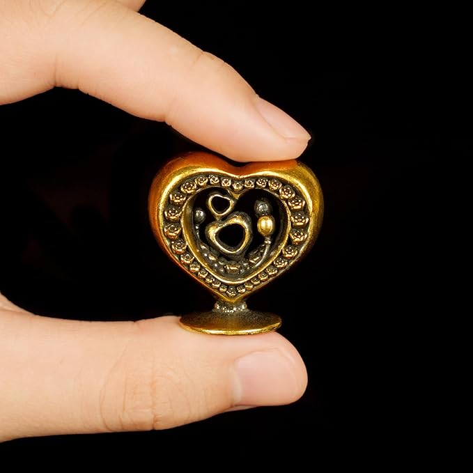 CHOVY Heart-Blossoming Love Token Retro Solid 100% Brass Handcrafted Large Heart Encrusted with Roses Perfect for Couples Celebrations Anniversaries Home Decor Desk Ornaments Collectible