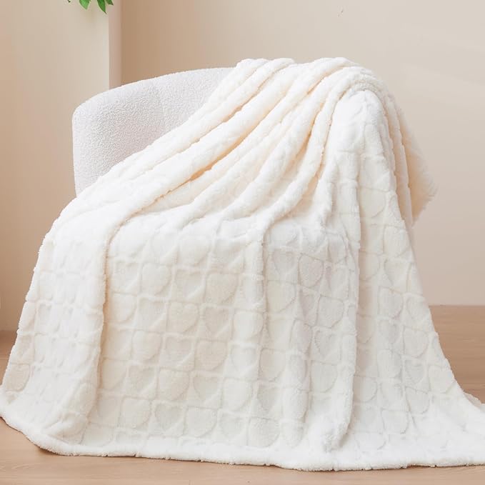 NEWCOSPLAY Super Soft Queen Blanket Off White Love Premium Silky Flannel Fleece 3D Heart Checkered Lightweight Bed Blanket All Season Use (Off White Love, Queen(90"x90"))