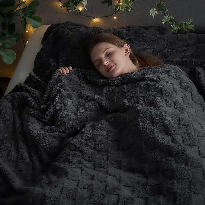 NEWCOSPLAY Super Soft Queen Blanket Dark Grey Premium Silky Flannel Fleece 3D Checkered Lightweight Bed Blanket All Season Use (Dark Grey Checkered, Queen(90"x90"))