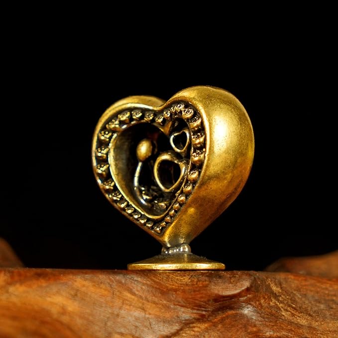 CHOVY Heart-Blossoming Love Token Retro Solid 100% Brass Handcrafted Large Heart Encrusted with Roses Perfect for Couples Celebrations Anniversaries Home Decor Desk Ornaments Collectible