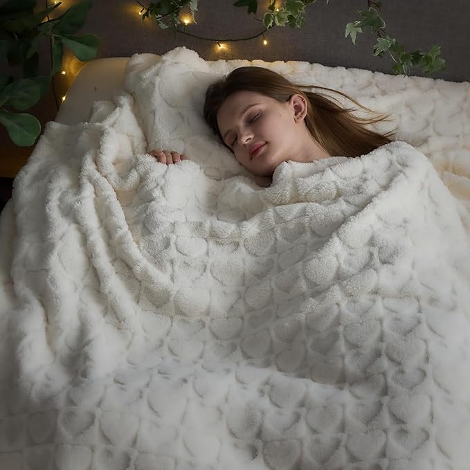 NEWCOSPLAY Super Soft Queen Blanket Off White Love Premium Silky Flannel Fleece 3D Heart Checkered Lightweight Bed Blanket All Season Use (Off White Love, Queen(90"x90"))