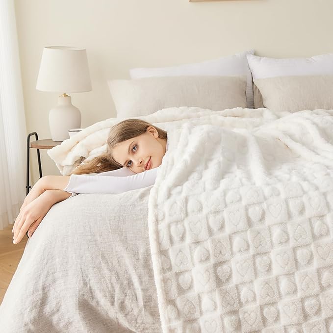 NEWCOSPLAY Super Soft Throw Blanket Ivory Premium Silky Flannel Fleece 3D Heart Checkered Lightweight Bed Blanket All Season Use (Ivory Heart, Throw(50"x70"))