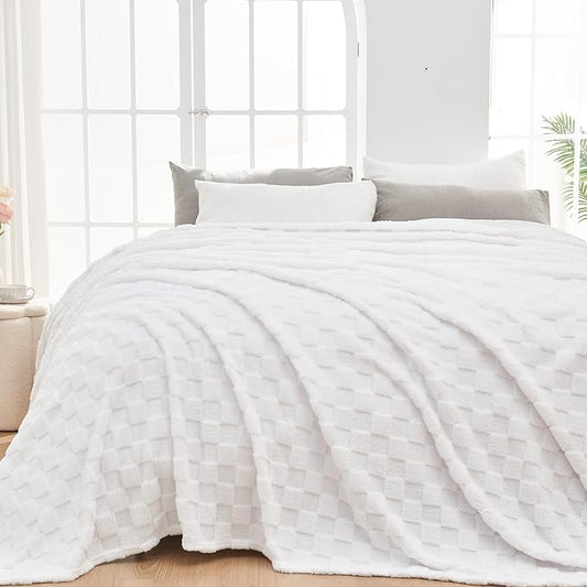 NEWCOSPLAY Super Soft King Blanket White Premium Silky Flannel Fleece 3D Checkered Lightweight Bed Blanket All Season Use (White Checkered, King(90"x110"))