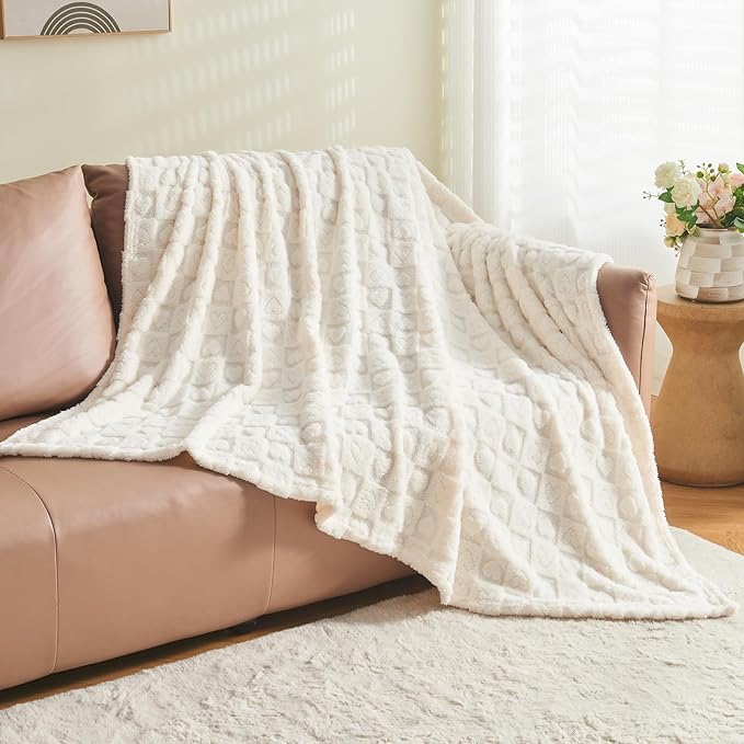 NEWCOSPLAY Super Soft Twin Blanket Ivory Premium Silky Flannel Fleece 3D Heart Checkered Lightweight Bed Blanket All Season Use (Ivory Heart, Twin(60"x80"))