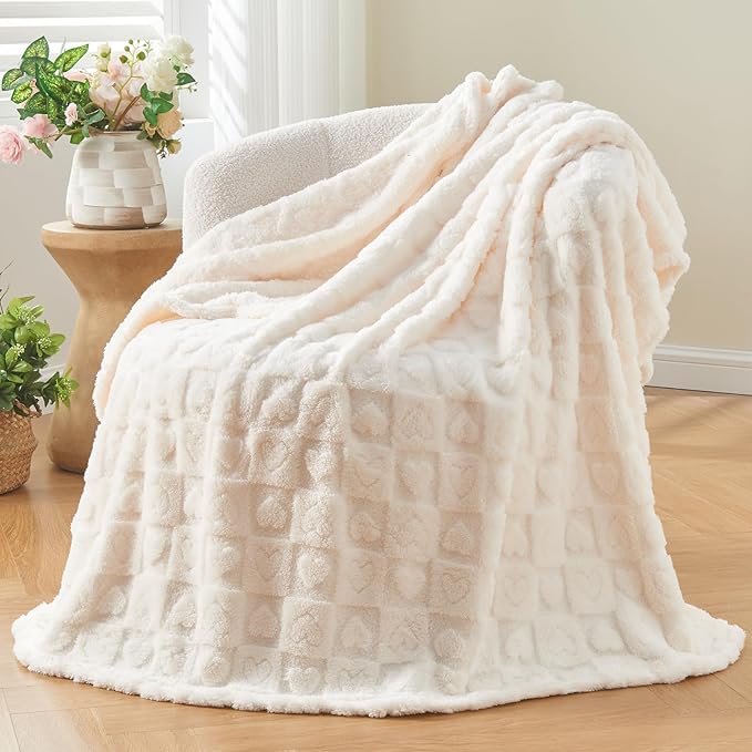 NEWCOSPLAY Super Soft Twin Blanket Ivory Premium Silky Flannel Fleece 3D Heart Checkered Lightweight Bed Blanket All Season Use (Ivory Heart, Twin(60"x80"))