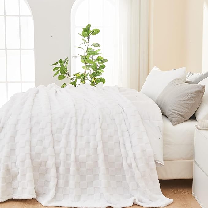 NEWCOSPLAY Super Soft Throw Blanket White Premium Silky Flannel Fleece 3D Checkered Lightweight Bed Blanket All Season Use (White Checkered, Throw(50"x70"))
