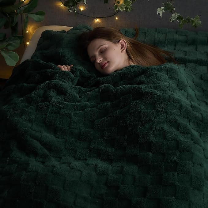 NEWCOSPLAY Super Soft King Blanket Dark Green Premium Silky Flannel Fleece 3D Checkered Lightweight Bed Blanket All Season Use (Dark Green Checkered, King(90"x110"))