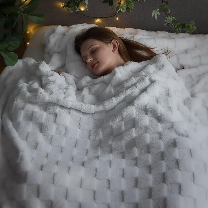 NEWCOSPLAY Super Soft Queen Blanket White Premium Silky Flannel Fleece 3D Checkered Lightweight Bed Blanket All Season Use (White Checkered, Queen(90"x90"))