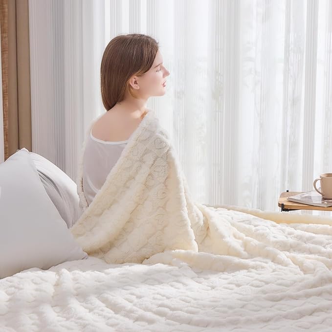 NEWCOSPLAY Super Soft Queen Blanket Ivory Premium Silky Flannel Fleece 3D Heart Checkered Lightweight Bed Blanket All Season Use (Ivory Heart, Queen(90"x90"))