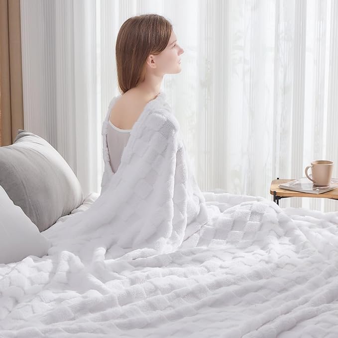 NEWCOSPLAY Super Soft King Blanket White Premium Silky Flannel Fleece 3D Checkered Lightweight Bed Blanket All Season Use (White Checkered, King(90"x110"))