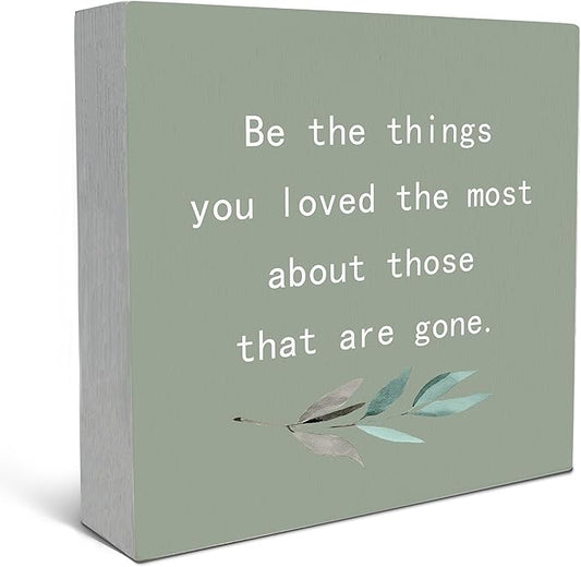 SRADMO Be the Things You Loved the Most About Those That are Gone Wood Box Sign Desk Decor, Rustic Bereavement Memorial Wooden Block Box Sign Decoration For Home Living Room Shelf Table Decor (Green)