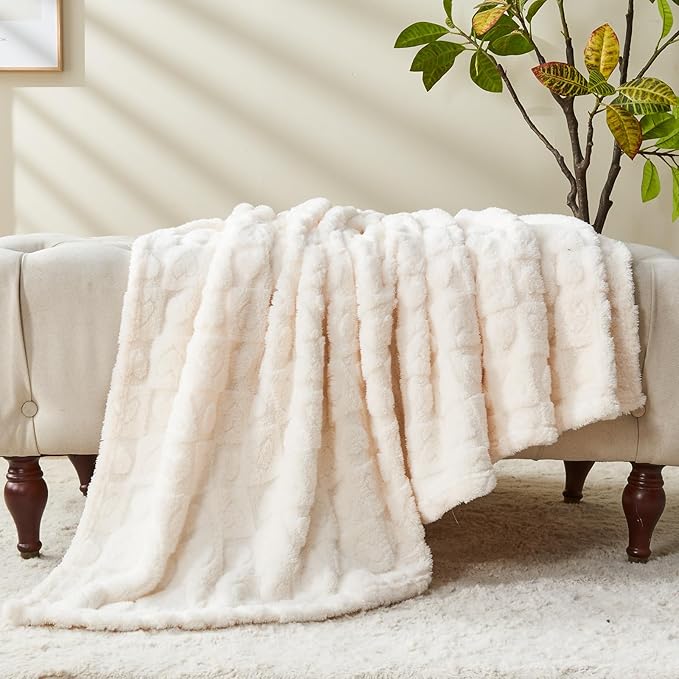 NEWCOSPLAY Super Soft Throw Blanket Ivory Premium Silky Flannel Fleece 3D Heart Checkered Lightweight Bed Blanket All Season Use (Ivory Heart, Throw(50"x70"))