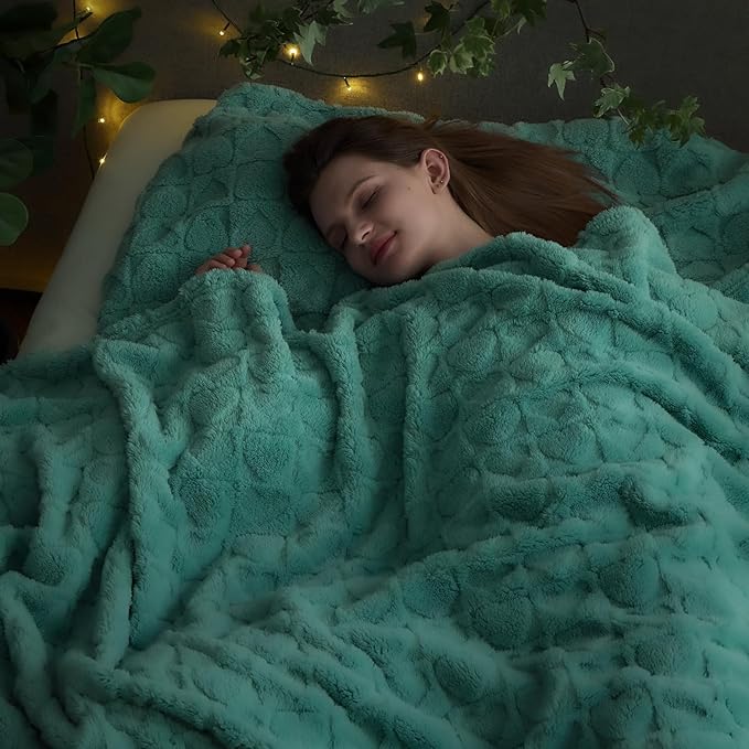 NEWCOSPLAY Super Soft King Blanket Sage Green Love Premium Silky Flannel Fleece 3D Heart Checkered Lightweight Bed Blanket All Season Use (Sage Green Love, King(90"x110"))