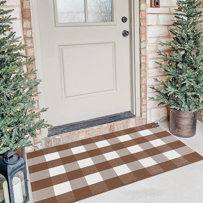 KOZYFLY Buffalo Plaid Area Rugs 27.5x43 Inches Coffee and White Checkered Rug Washable Front Door Mat Hand Woven Cotton Outdoor Rug Small Rug for Front Porch Kitchen Entryway Patio Bathroom