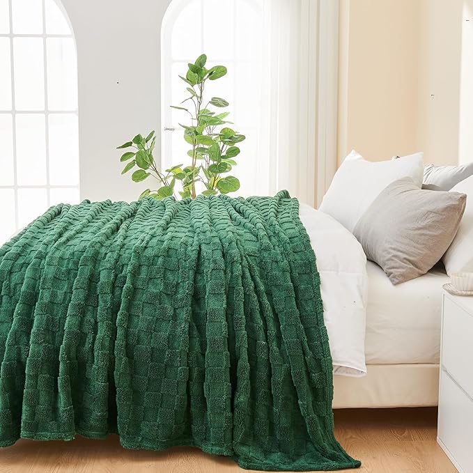 NEWCOSPLAY Super Soft Twin Blanket Dark Green Premium Silky Flannel Fleece 3D Checkered Lightweight Bed Blanket All Season Use (Dark Green Checkered, Twin(60"x80"))
