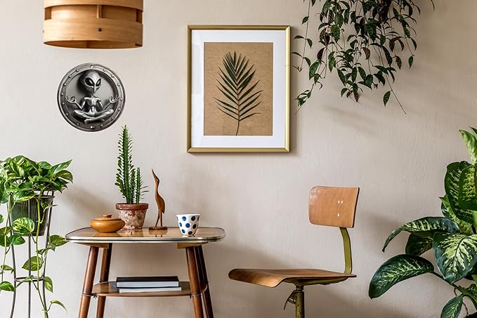 Alien Yoga Metal Wall Art Round Vintage Extraterrestrial Meditation Decorative Sign Home Decoration Unique Sci-Fi Theme Decor Room Decor 8x8 In