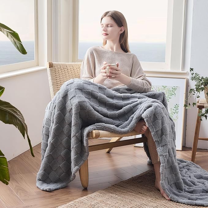 NEWCOSPLAY Super Soft Queen Blanket Grey Premium Silky Flannel Fleece 3D Checkered Lightweight Bed Blanket All Season Use (Grey Checkered, Queen(90"x90"))