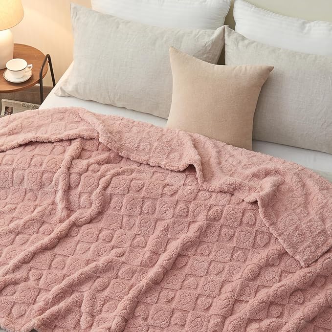NEWCOSPLAY Super Soft King Blanket Pink Premium Silky Flannel Fleece 3D Heart Checkered Lightweight Bed Blanket All Season Use (Pink Heart, King(90"x110"))