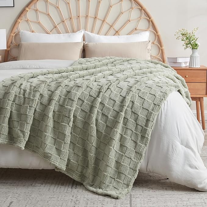 NEWCOSPLAY Super Soft Twin Blanket Sage Green Premium Silky Flannel Fleece 3D Checkered Lightweight Bed Blanket All Season Use (Sage Green Checkered, Twin(60"x80"))