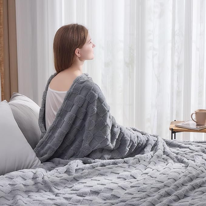 NEWCOSPLAY Super Soft Queen Blanket Grey Premium Silky Flannel Fleece 3D Checkered Lightweight Bed Blanket All Season Use (Grey Checkered, Queen(90"x90"))