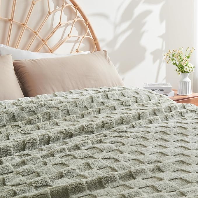 NEWCOSPLAY Super Soft King Blanket Sage Green Premium Silky Flannel Fleece 3D Checkered Lightweight Bed Blanket All Season Use (Sage Green Checkered, King(90"x110"))