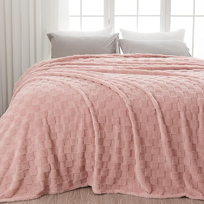 NEWCOSPLAY Super Soft King Blanket Pink Premium Silky Flannel Fleece 3D Checkered Lightweight Bed Blanket All Season Use (Pink Checkered, King(90"x110"))