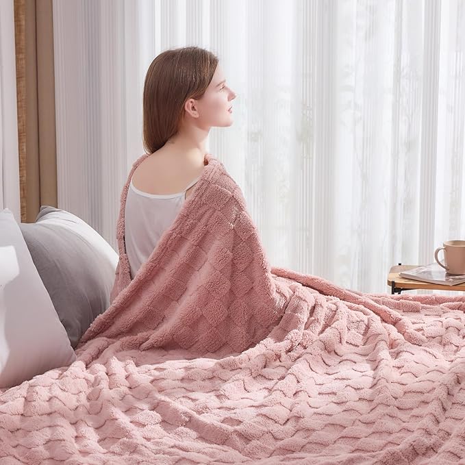 NEWCOSPLAY Super Soft Queen Blanket Pink Premium Silky Flannel Fleece 3D Checkered Lightweight Bed Blanket All Season Use (Pink Checkered, Queen(90"x90"))