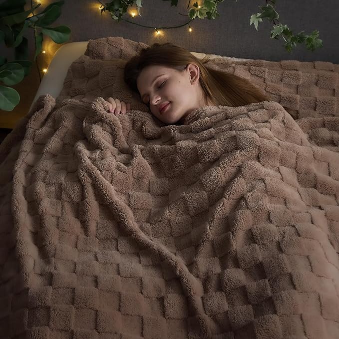 NEWCOSPLAY Super Soft King Blanket Taupe Premium Silky Flannel Fleece 3D Checkered Lightweight Bed Blanket All Season Use (Taupe Checkered, King(90"x110"))