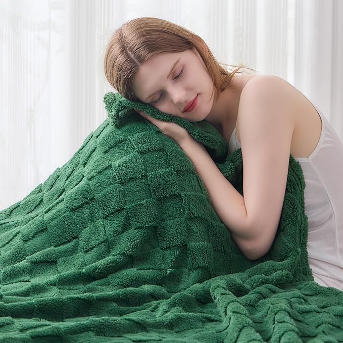 NEWCOSPLAY Super Soft Throw Blanket Dark Green Premium Silky Flannel Fleece 3D Checkered Lightweight Bed Blanket All Season Use (Dark Green Checkered, Throw(50"x70"))