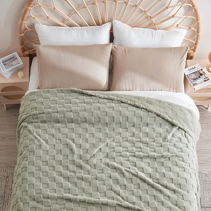 NEWCOSPLAY Super Soft King Blanket Sage Green Premium Silky Flannel Fleece 3D Checkered Lightweight Bed Blanket All Season Use (Sage Green Checkered, King(90"x110"))