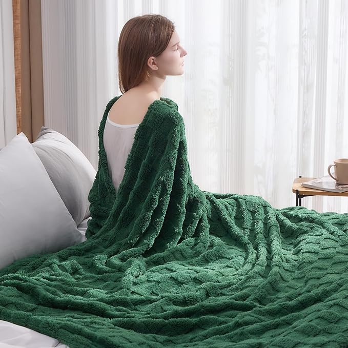 NEWCOSPLAY Super Soft King Blanket Dark Green Premium Silky Flannel Fleece 3D Checkered Lightweight Bed Blanket All Season Use (Dark Green Checkered, King(90"x110"))