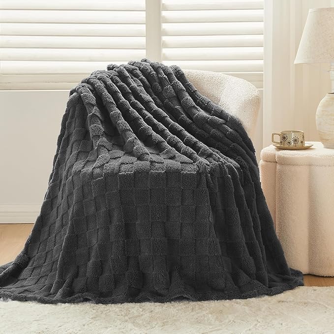 NEWCOSPLAY Super Soft King Blanket Dark Grey Premium Silky Flannel Fleece 3D Checkered Lightweight Bed Blanket All Season Use (Dark Grey Checkered, King(90"x110"))