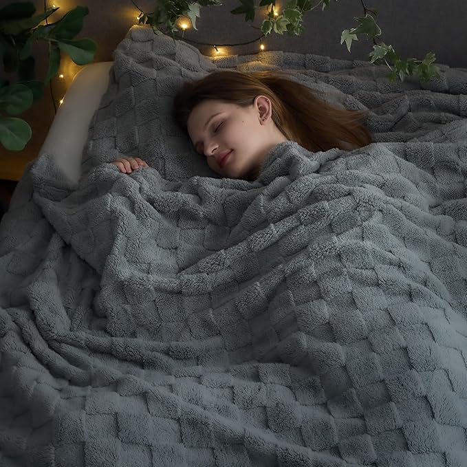 NEWCOSPLAY Super Soft Queen Blanket Grey Premium Silky Flannel Fleece 3D Checkered Lightweight Bed Blanket All Season Use (Grey Checkered, Queen(90"x90"))