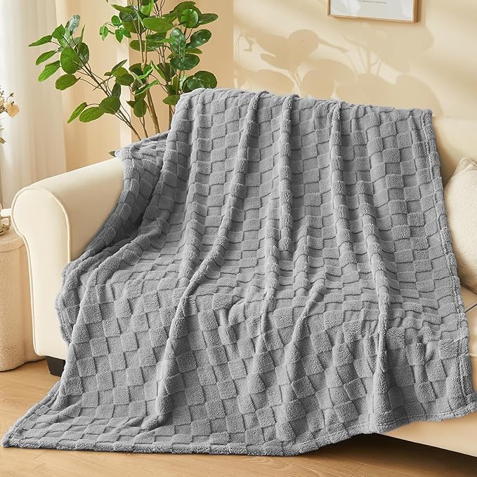 NEWCOSPLAY Super Soft King Blanket Grey Premium Silky Flannel Fleece 3D Checkered Lightweight Bed Blanket All Season Use (Grey Checkered, King(90"x110"))