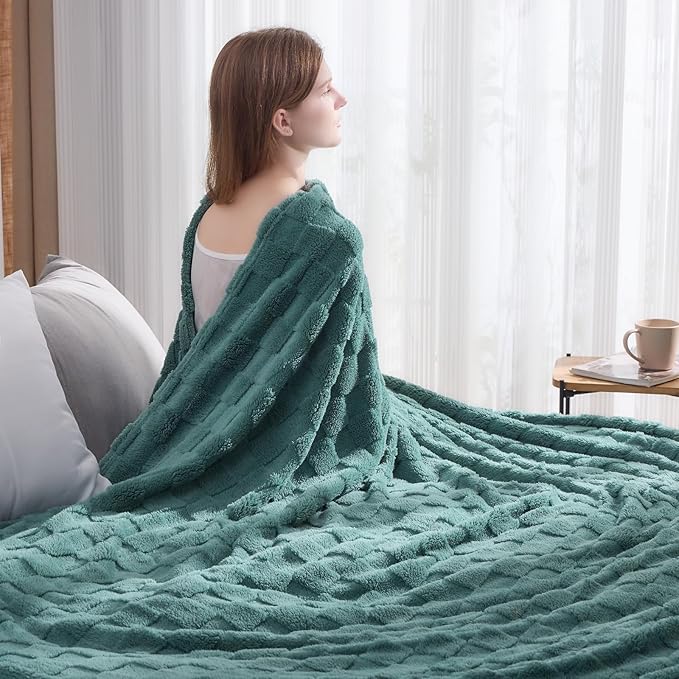 NEWCOSPLAY Super Soft King Blanket Light Teal Premium Silky Flannel Fleece 3D Checkered Lightweight Bed Blanket All Season Use (Light Teal Checkered, King(90"x110"))