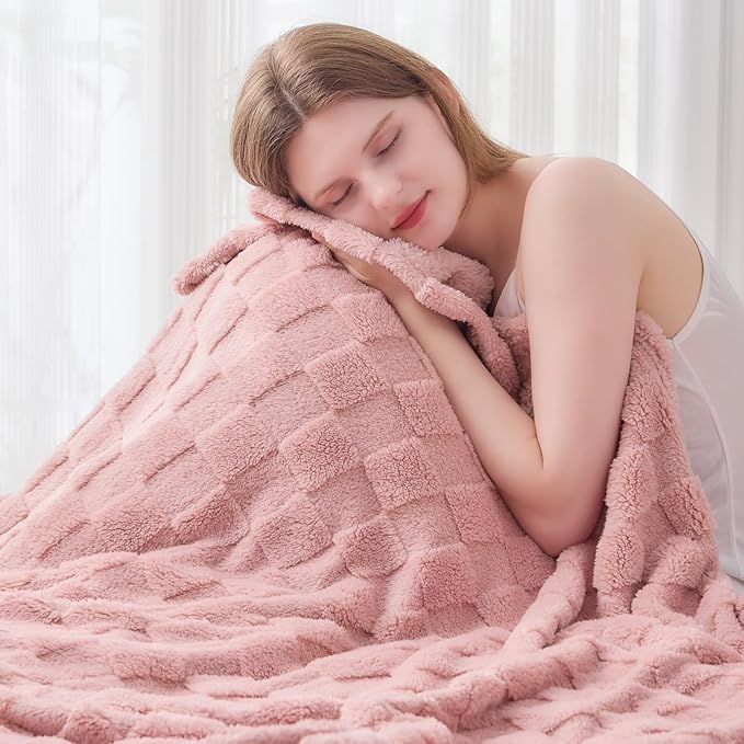 NEWCOSPLAY Super Soft Twin Blanket Pink Premium Silky Flannel Fleece 3D Checkered Lightweight Bed Blanket All Season Use (Pink Checkered, Twin(60"x80"))