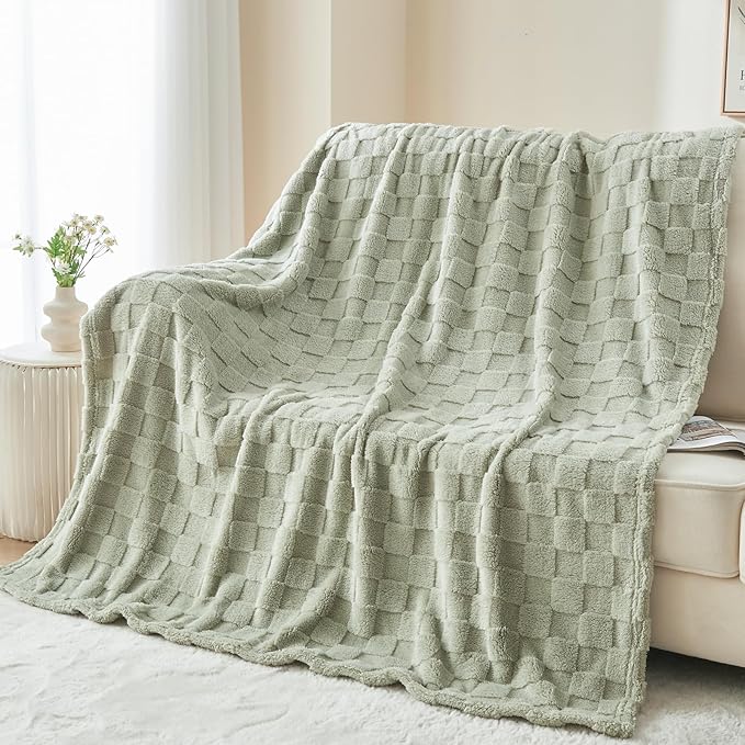 NEWCOSPLAY Super Soft King Blanket Sage Green Premium Silky Flannel Fleece 3D Checkered Lightweight Bed Blanket All Season Use (Sage Green Checkered, King(90"x110"))