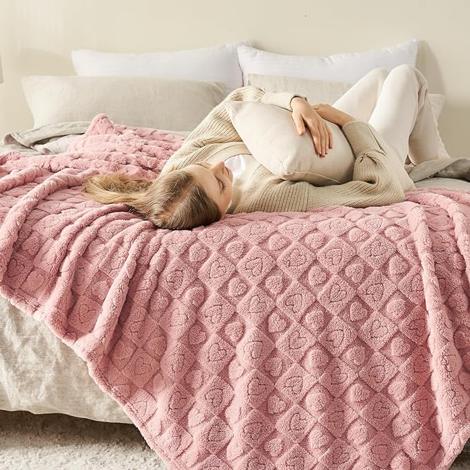 NEWCOSPLAY Super Soft Twin Blanket Pink Premium Silky Flannel Fleece 3D Heart Checkered Lightweight Bed Blanket All Season Use (Pink Heart, Twin(60"x80"))