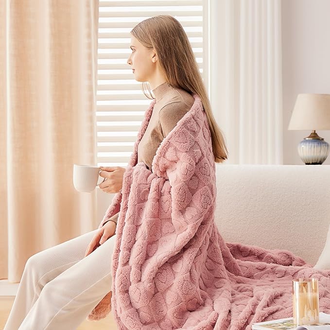 NEWCOSPLAY Super Soft King Blanket Pink Premium Silky Flannel Fleece 3D Heart Checkered Lightweight Bed Blanket All Season Use (Pink Heart, King(90"x110"))