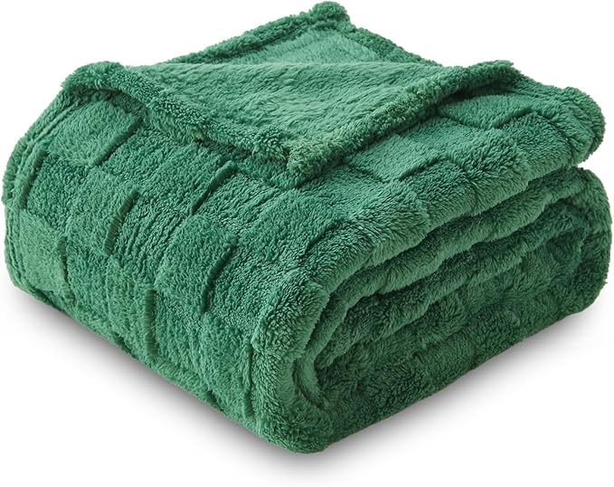 NEWCOSPLAY Super Soft Queen Blanket Dark Green Premium Silky Flannel Fleece 3D Checkered Lightweight Bed Blanket All Season Use (Dark Green Checkered, Queen(90"x90"))