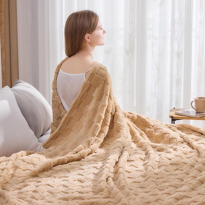 NEWCOSPLAY Super Soft King Blanket Brown Premium Silky Flannel Fleece 3D Checkered Lightweight Bed Blanket All Season Use (Brown Checkered, King(90"x110"))